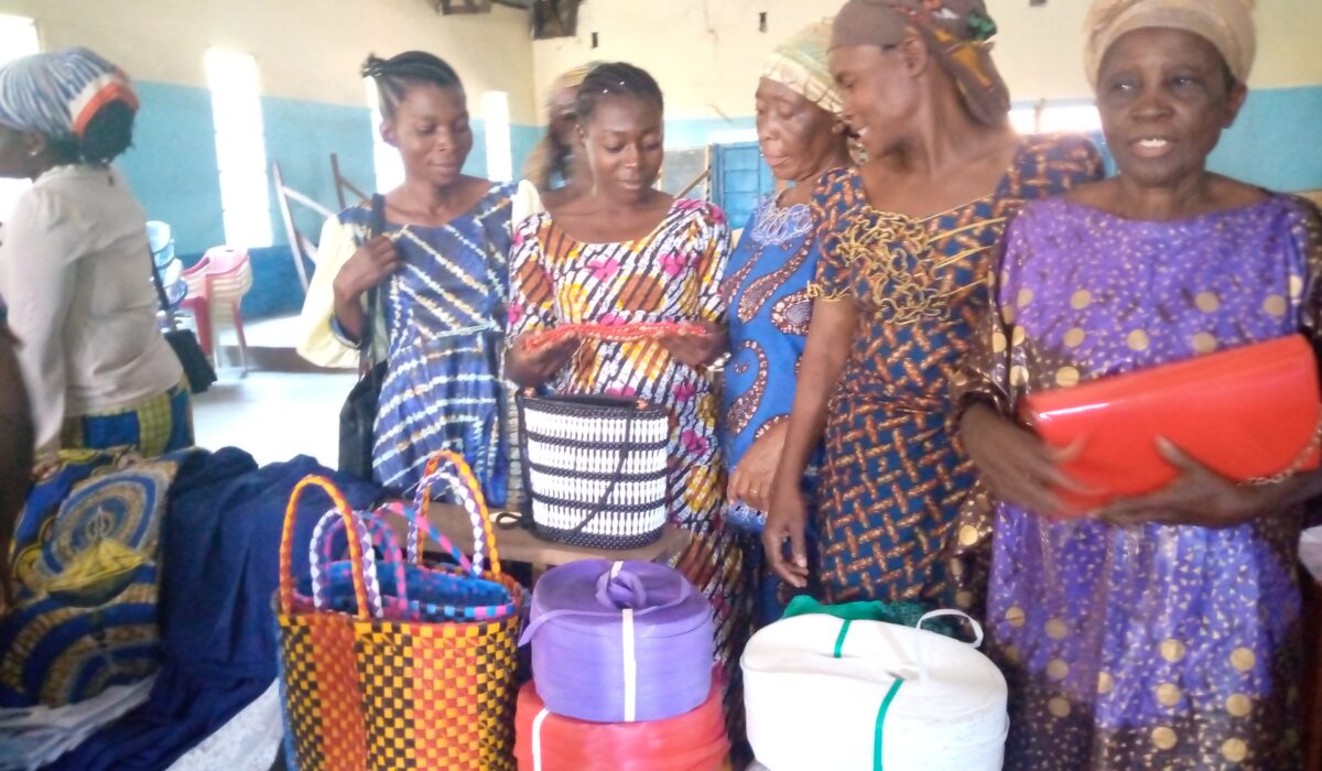 Formation des jeunes filles célibataires victimes de la conflits armes en tissage et saponification à Makobola