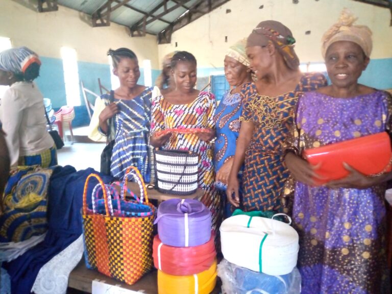 Formation des jeunes filles célibataires victimes de la conflits armes en tissage et saponification à Makobola