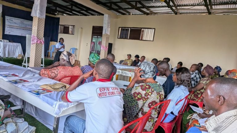 Cercle de discussion lors d'une causerie hebdomadaire d'un club de paix au Sud-Kivu