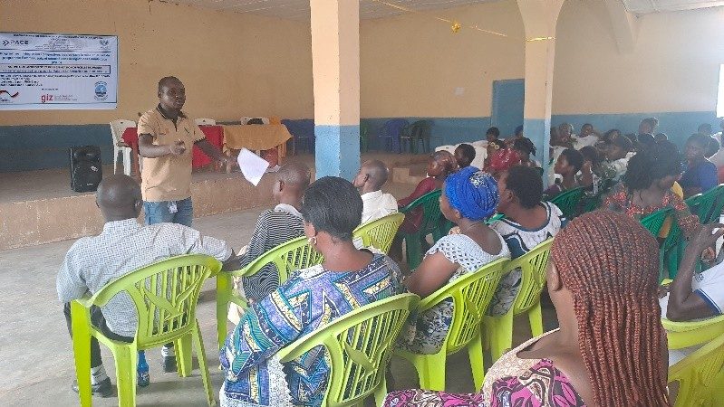 Equipe-MICHE-Asbl-presentant-le-projet-Femmes-en-Action-pour-la-Paix-aux-parties-prenantes