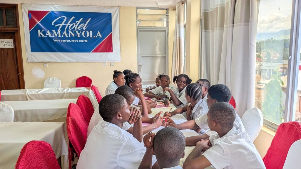 Travail-de-groupe-eleves-clubs-de-paix-Sud-Kivu