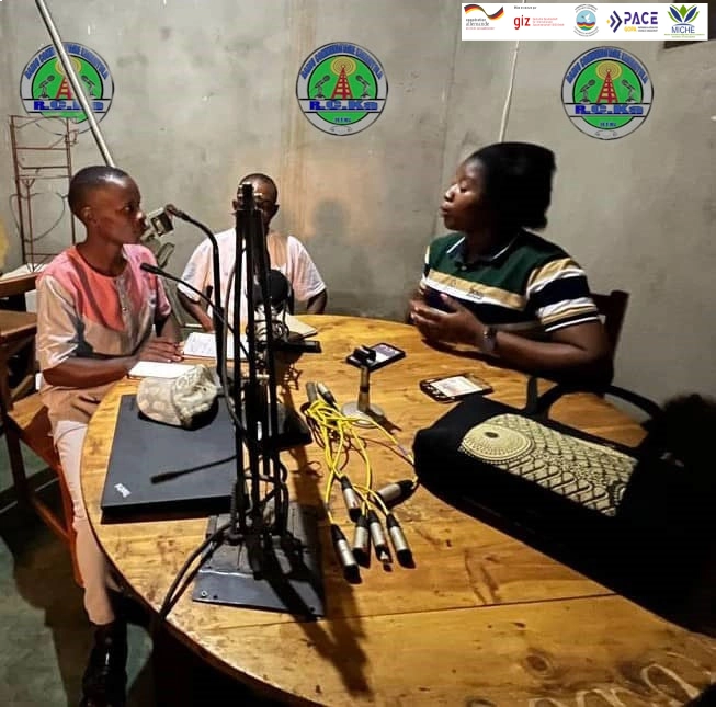 Enregistrement d'une émission de sensibilisation à la paix à la Radio communautaire de Kamanyola