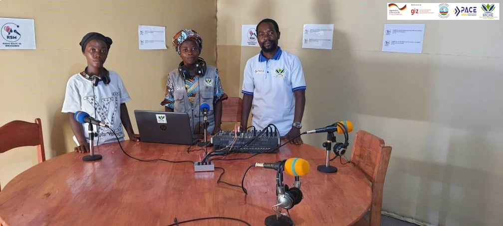 Équipe radio en studio de la Radio Sauti ya Mwanamke lors d'une émission de sensibilisation à Baraka