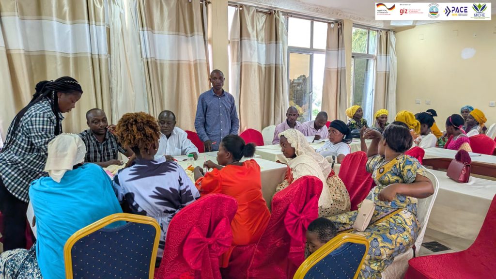 Femmes et hommes échangeant lors d'un dialogue intercommunautaire